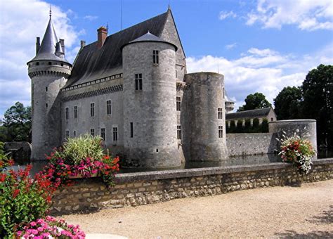 castle sully sur loire france castle cities