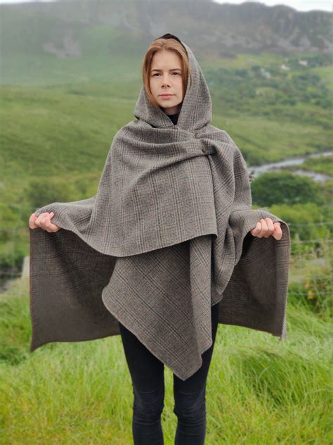 irish woven wool hooded ruana wrap cape cloak arisaid greybronzebrown tartan plaid