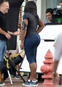 serena williams gives twerking lesson to bystander in hilarious video daily mail online