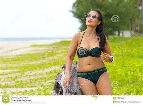 mujer con el sex symbol del bikini en la playa de la naturaleza foto de