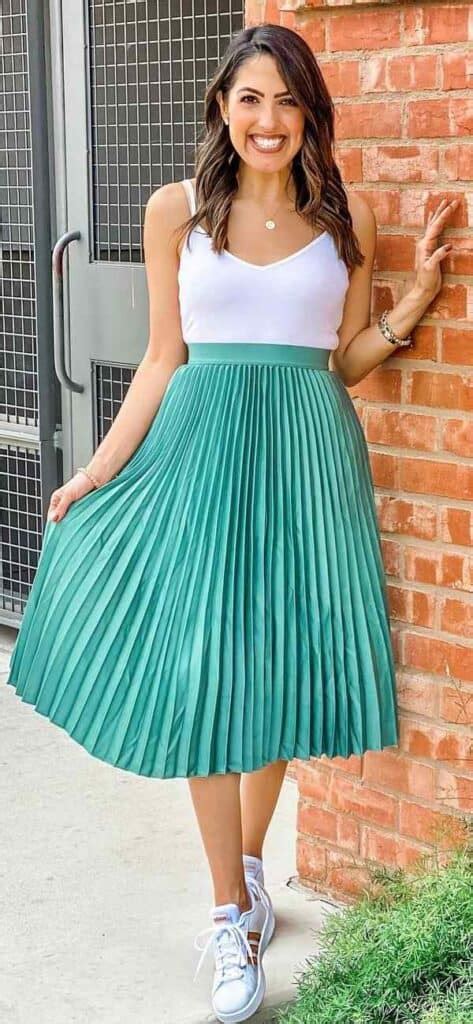 What To Wear With A Pleated Skirt Complete Guide For Women Kembeo