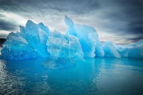 glacier ice appears blue daneelyunus