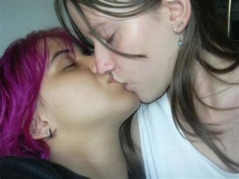 jeunes lesbiennes chaudes s excitent en s embrassant