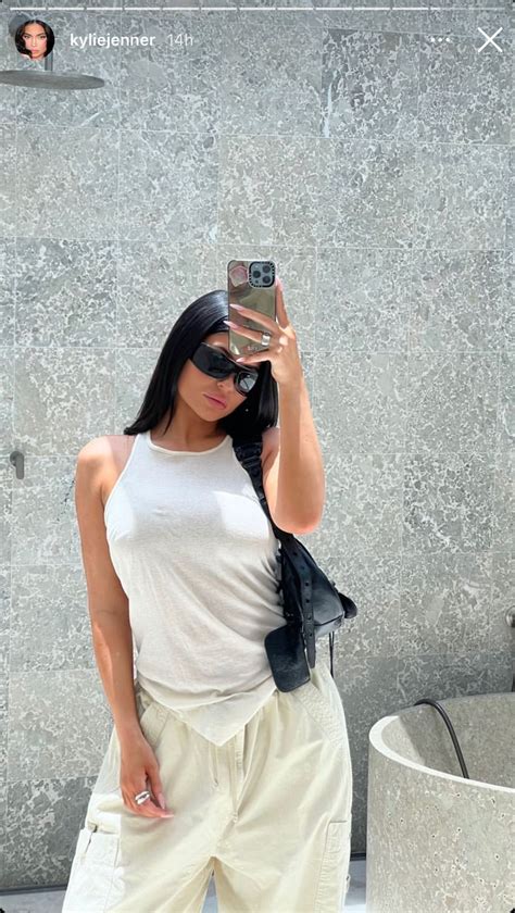 Kylie Jenner Hopped On The Baggy Pants Trend With 93 Cargos Teen Vogue