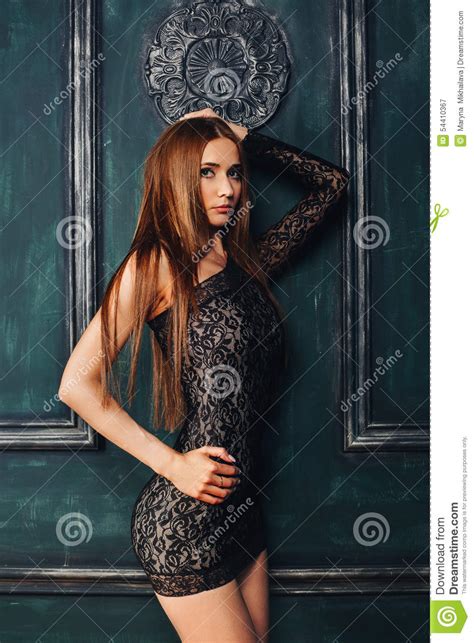 Belle Fille Sexy Mince Avec De Longs Cheveux En Bref Image Stock