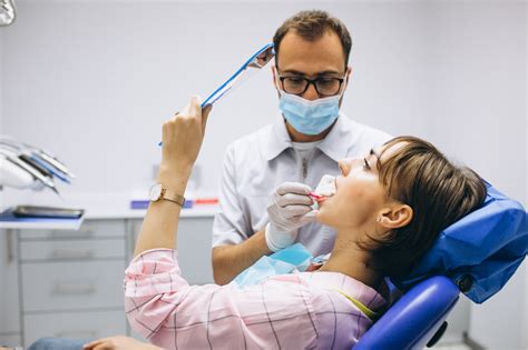 fotos gratis odontologia sonreir paciente blanco joven hembra