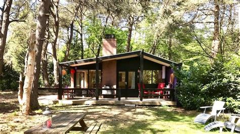 gezellig boshuisje met veranda open haard en boomhut vakantie plekken vakantie vakanties