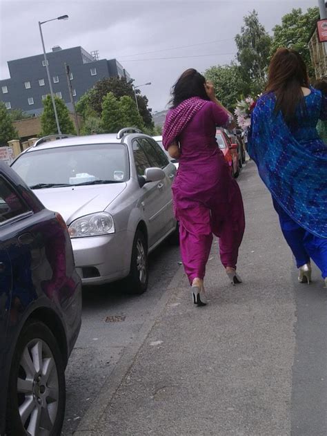 hot indian desi girls walking on road captured by a hidden camera 3 beauty tips and style tips
