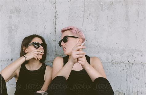 «cool Lesbian Couple Smoking Del Colaborador De Stocksy «alexey Kuzma
