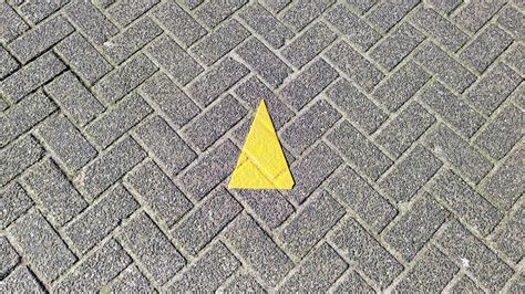 waarom je vaak gele driehoeken op de weg ziet