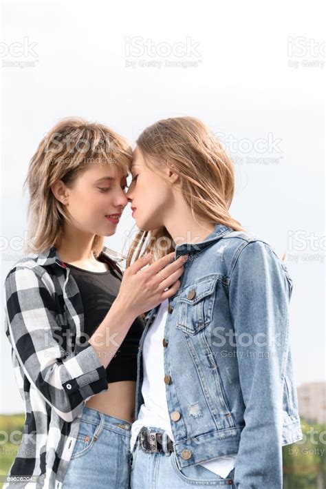 Photo Libre De Droit De Jeune Couple De Lesbiennes Sembrasser Avec Les