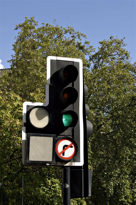 photo traffic lights city england green   jooinn
