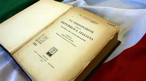 consegna del testo della costituzione italiana parrocchia