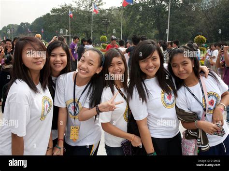 filipina school girls fotos und bildmaterial in hoher auflösung alamy
