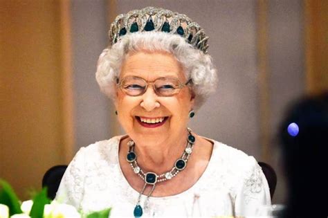 regina angliei   facut cont de instagram  deja   postare