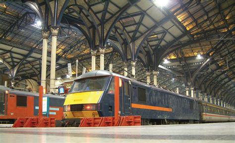 liverpool street station transport hub underground commuter rail