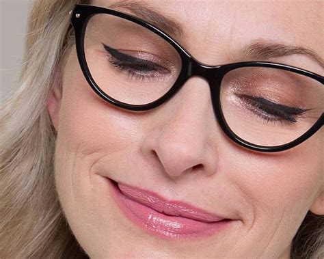 10 dazzling eye makeup ideas for women with glasses sheideas