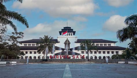 mengenal gedung sate bangunan ikonik  kota bandung times indonesia