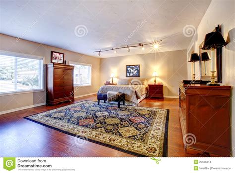 grosses schlafzimmer mit massivholzboden und zwei aufbereitern