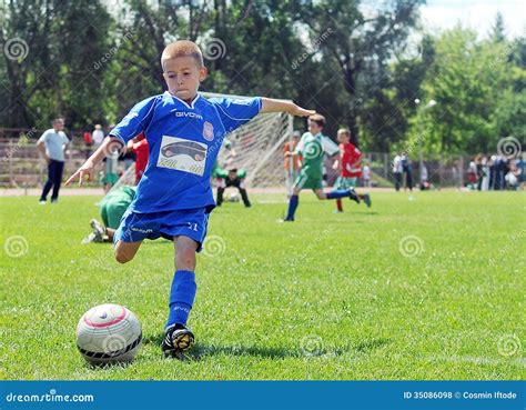 weinig kind speelt voetbal  voetbal redactionele stock foto image  concurrentie mannetje