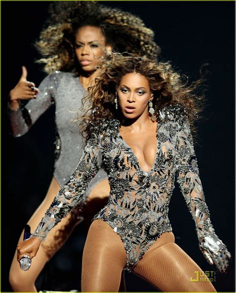 Beyonce Puts A Ring On It At The 2009 Vmas Photo 2212362 2009 Mtv