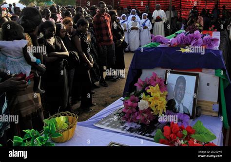 hundreds mourners paid  res stock photography  images alamy