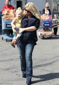 Jessica Simpson Carries Daughter Maxwell To Lunch With Her Mother And
