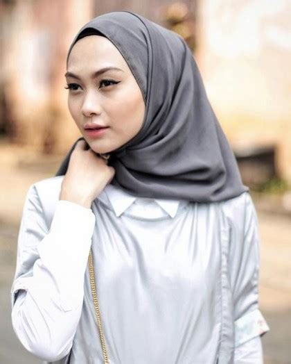 tips padu padan kemeja putih dengan hijab ala hijabers populer