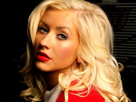 Coole Christina Aguilera Blond Lippenstift Achtergrond 🔥 Download