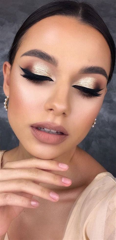 stunning makeup looks 2021 shimmery gold eyeshadow and matte nude lips