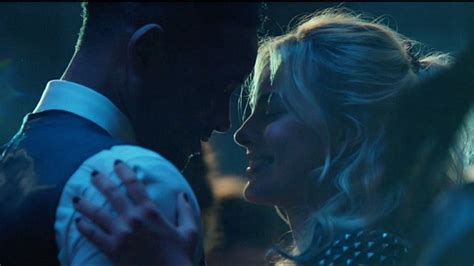 margot robbie and will smith get intimate in new trailer for focus daily mail online