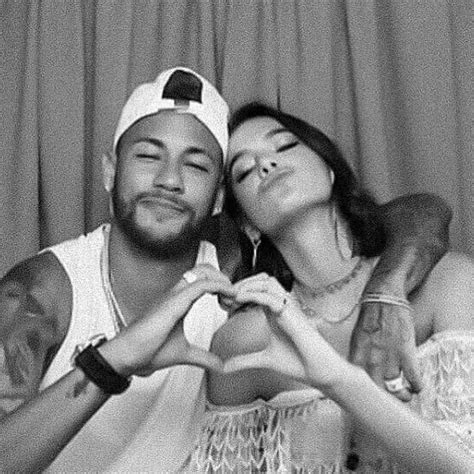 Football Wags Neymar Football Football Players Cute Couples Kissing