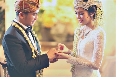Unique Wedding Traditions From Around Indonesia Bridestory Blog