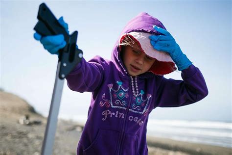 hundreds clean up sf s ocean beach for surfrider earth day event