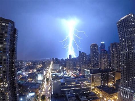 derecho storm ignites  chicago skyline  lightning