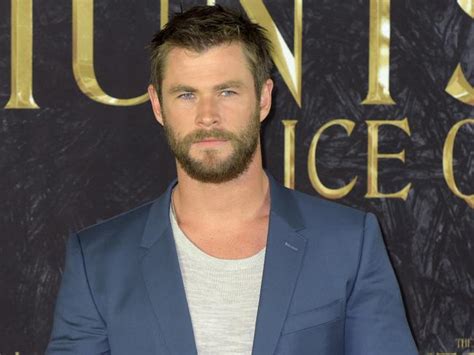 chris hemsworth does rihanna s ‘work star reads lyrics