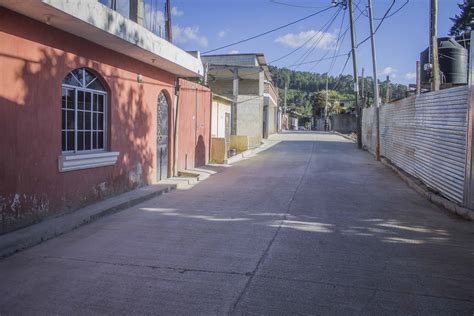 vecinos del barrio chitun son beneficiados  calle pavimentada