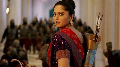 Baahubali Actress Anushka Shetty Fractures Her Leg On Sye Raa Narasimha