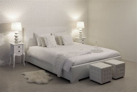 mooi opgemaakt bed met  nachtlampjes geeft sfeer slaapkamerideeen slaapkamer bed