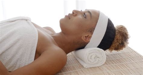 Massage Black Woman Black Woman Getting Massage — Stock