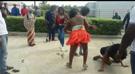 2 Black Ladies Fight Shamelessly In Public Strip