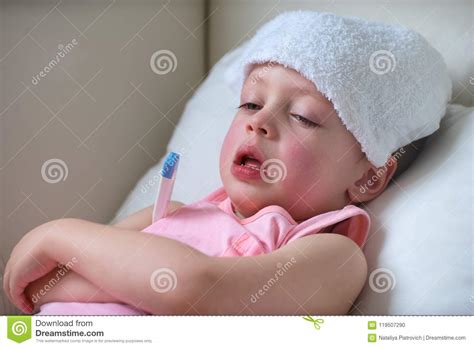 ziek kind die met hoge koorts  bed leggen stock foto image  slaapkamer jongen