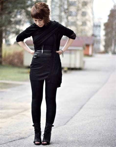 wear  black leggings bellatory