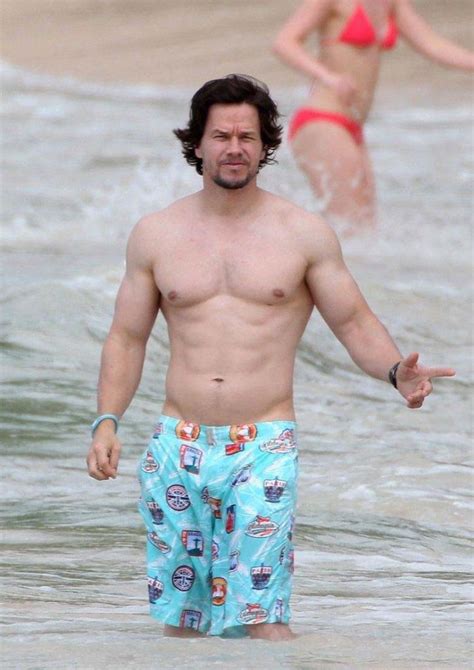 sexy mark wahlberg showing off his butt crack fringues