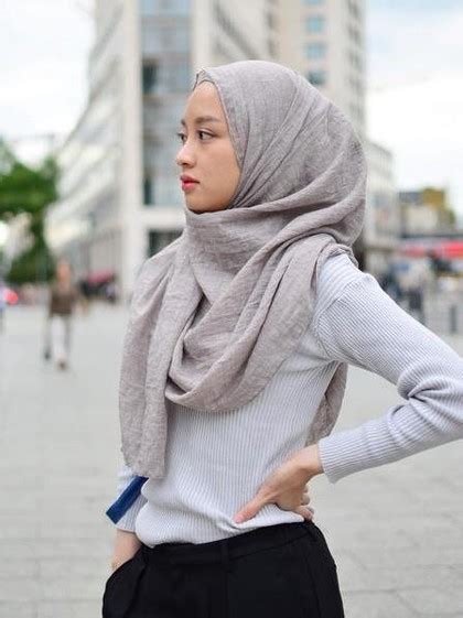 foto gaya hijab simple anak kuliah ala hijabers cantik gita savitri