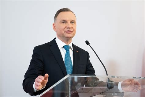 Polish President Offers To Soften Russian Probe Law After Outcry