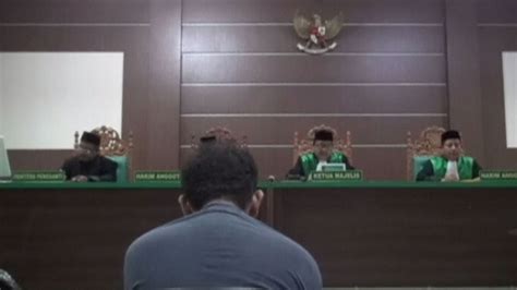 indonesia two gay men sentenced to 85 lashes youtube