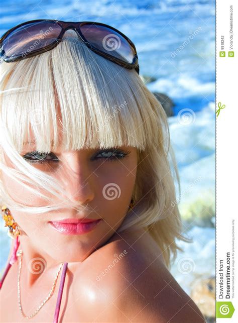 De Seksuele Jonge Blonde Het Meisje Op Een Strand Stock