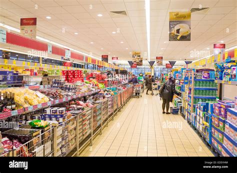 aldi supermarkt gang london england uk stockfotografie alamy