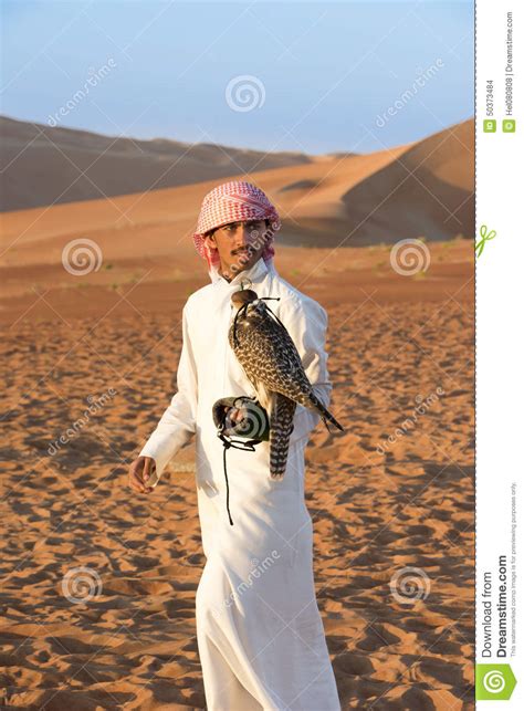 valkenier en valk  woestijn redactionele stock afbeelding image  vogel veren